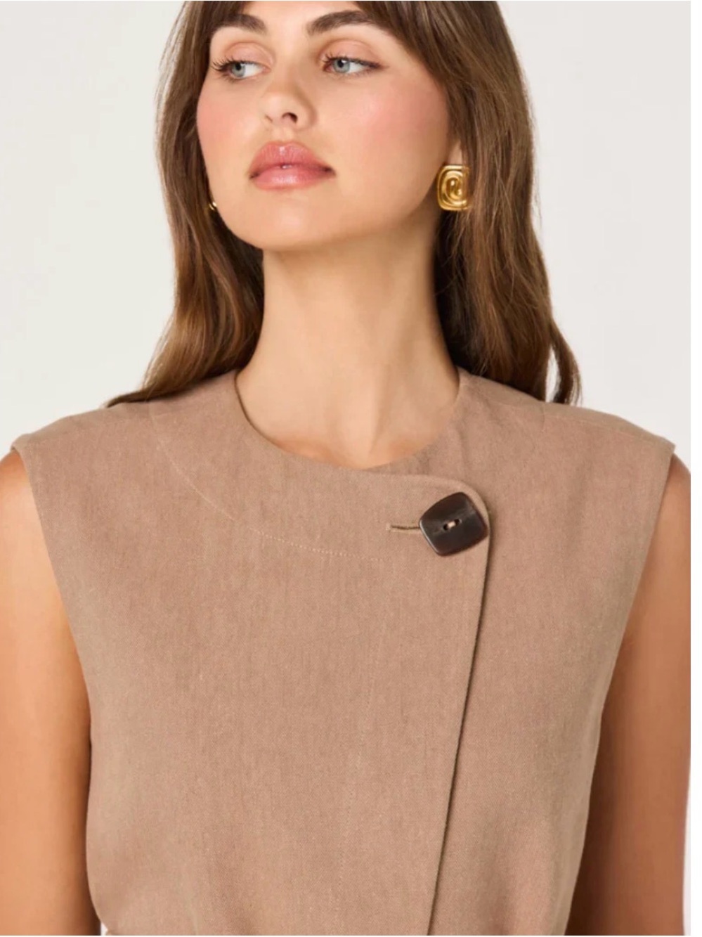 Astr Sleeveless Shift Dress in Taupe with Accent Button. NWT!!